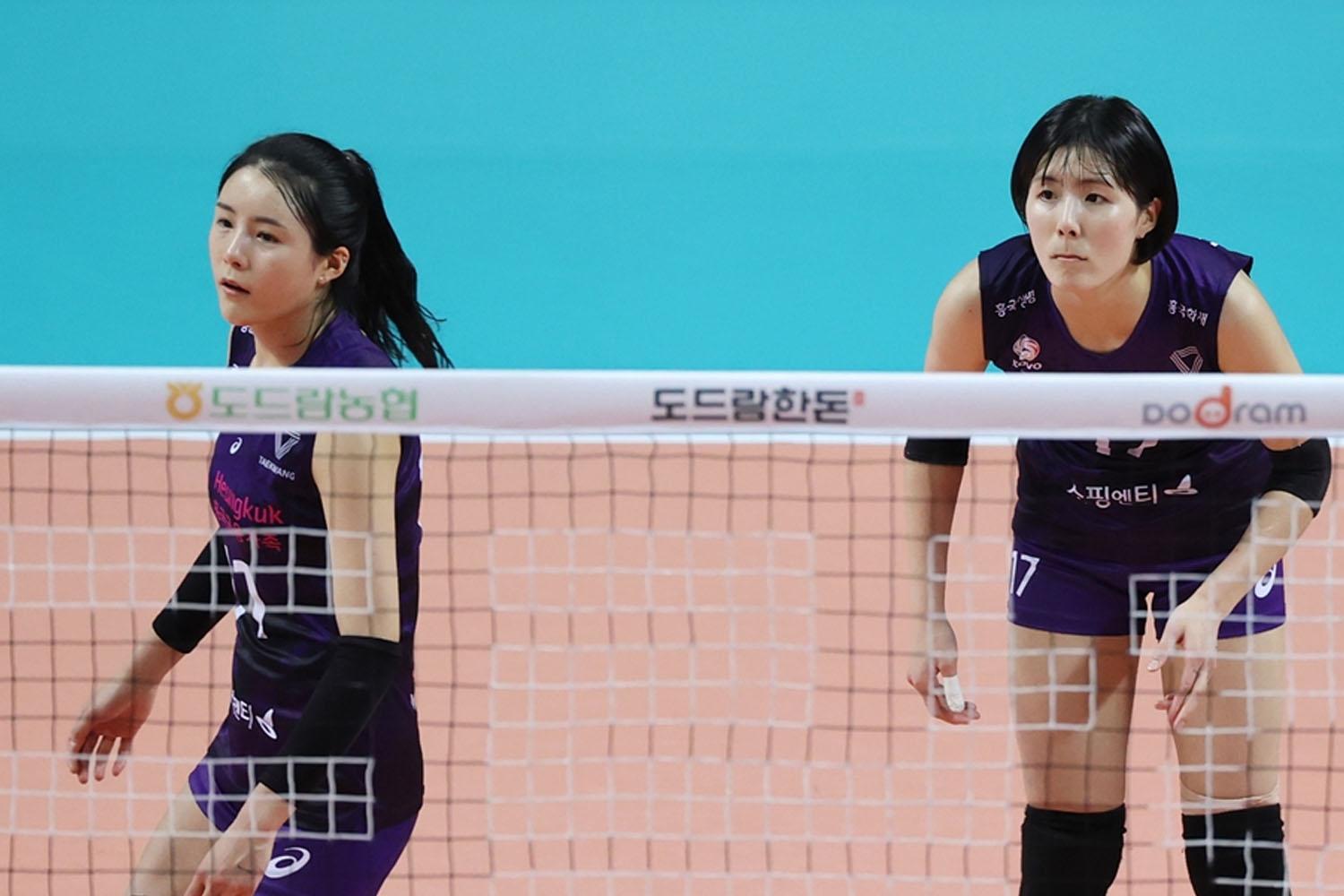 นักวอลเลย์บอลหญิงจากทีม Heungkuk Life Pink Spiders พร้อมเตรียมตัวในการแข่งขัน