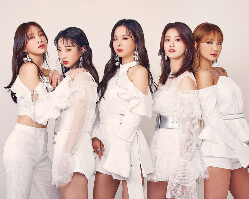 EXID 團體照片，成員們穿著華麗的白色禮服，顯示出的獨特魅力