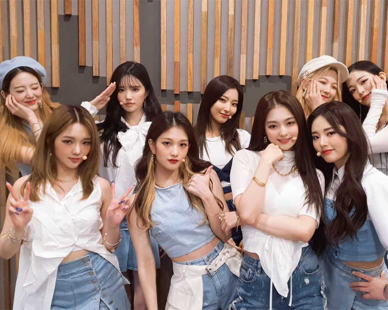 fromis_9 團體照片，成員穿著休閒服裝，展現團隊和諧的表情與姿勢