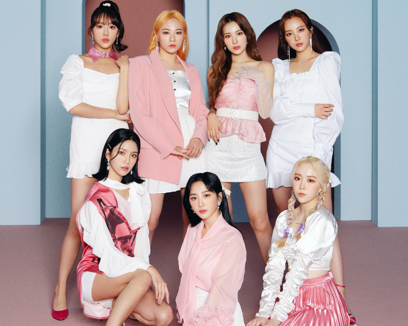 Elris 團體照片，成員們站在淺藍色背景前，穿著休閒且時尚的服裝