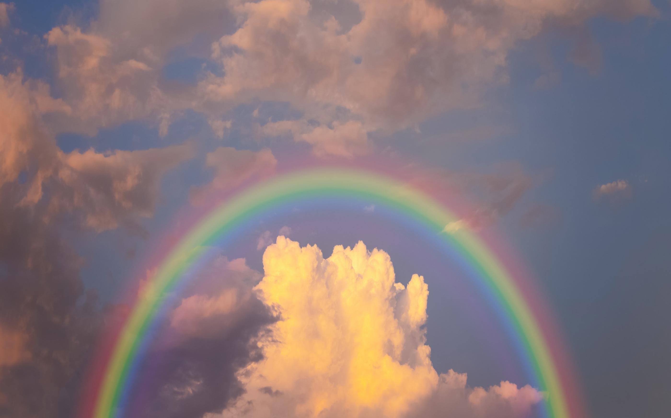 สายรุ้งบนท้องฟ้าที่มีเมฆหนา แนวคิดการท่องจำสีของเด็กเกาหลี การเรียนรู้เกี่ยวกับสีผ่านปรากฏการณ์ธรรมชาติ