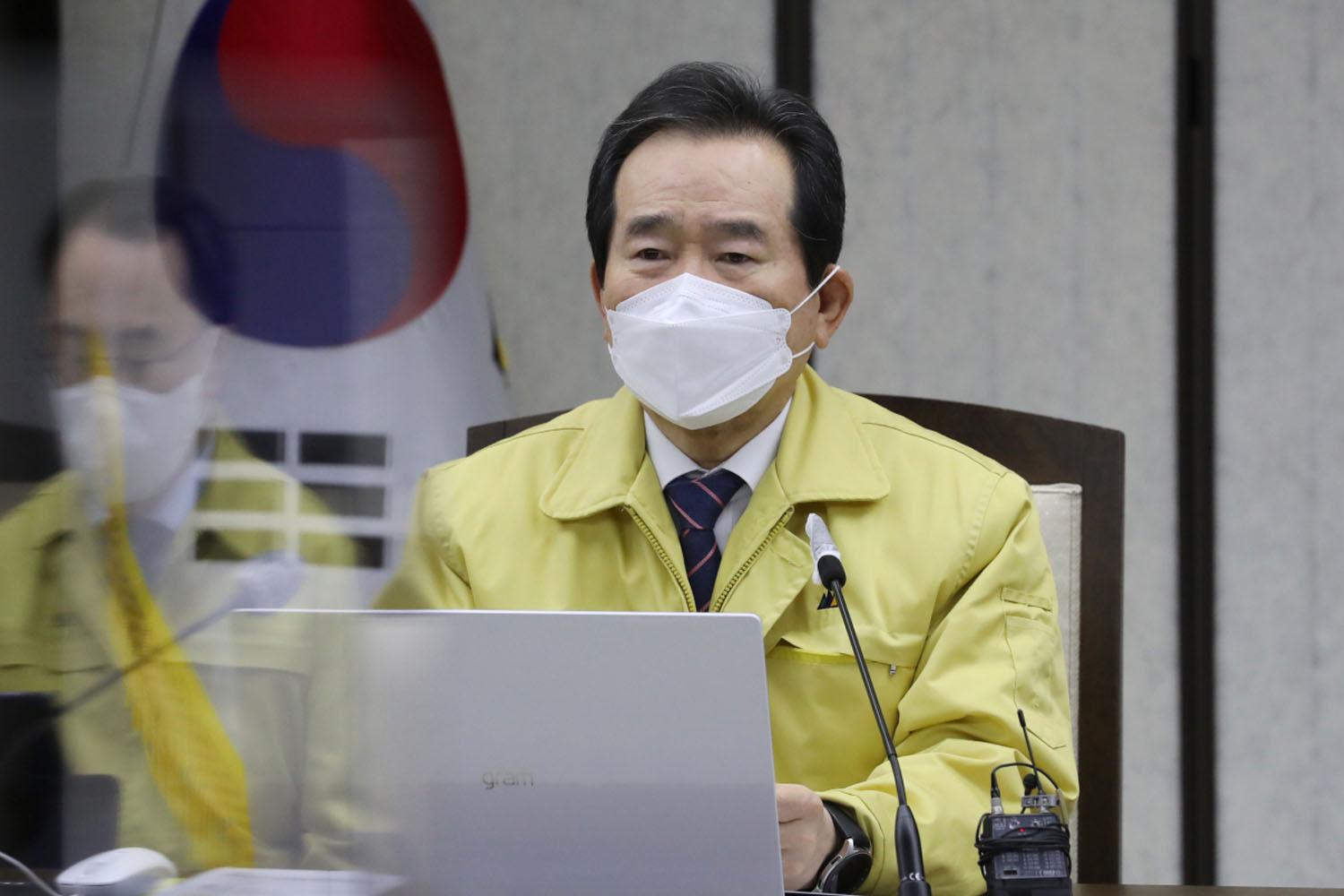 ผู้ชายในชุดสูทการประชุมพูดถึงมาตรการใหม่เกี่ยวกับการจัดการโควิด 19, สื่อถึงบทบาทของเจ้าหน้าที่ในภาวะวิกฤติ