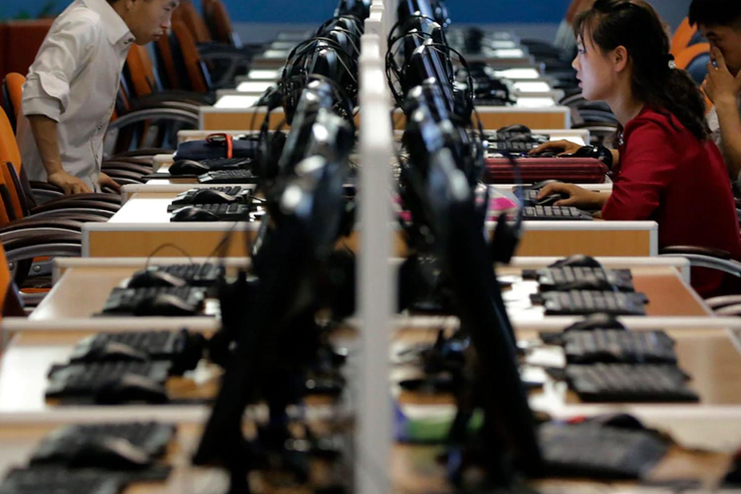 ออฟฟิศที่มีคอมพิวเตอร์หลายตัวเรียงแถว, ภาพแสดงถึงสภาพแวดล้อมการทำงานในปัจจุบันที่มีการใช้เทคโนโลยีอย่างแพร่หลาย