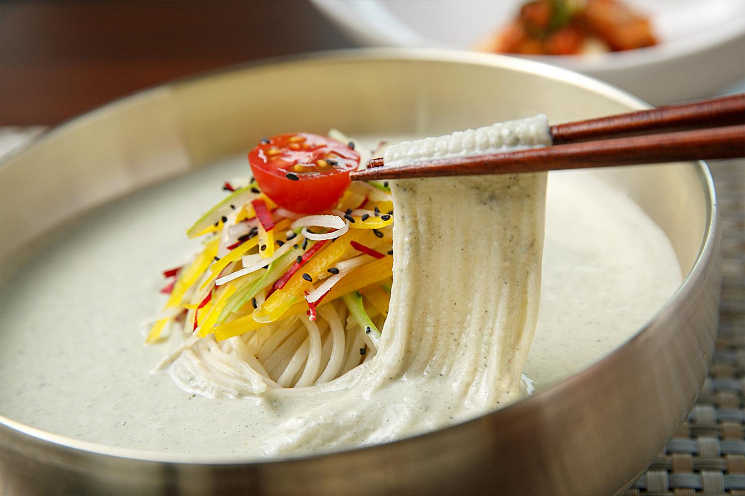 典型的韓國豆漿麵，展示了全州的特色美食。