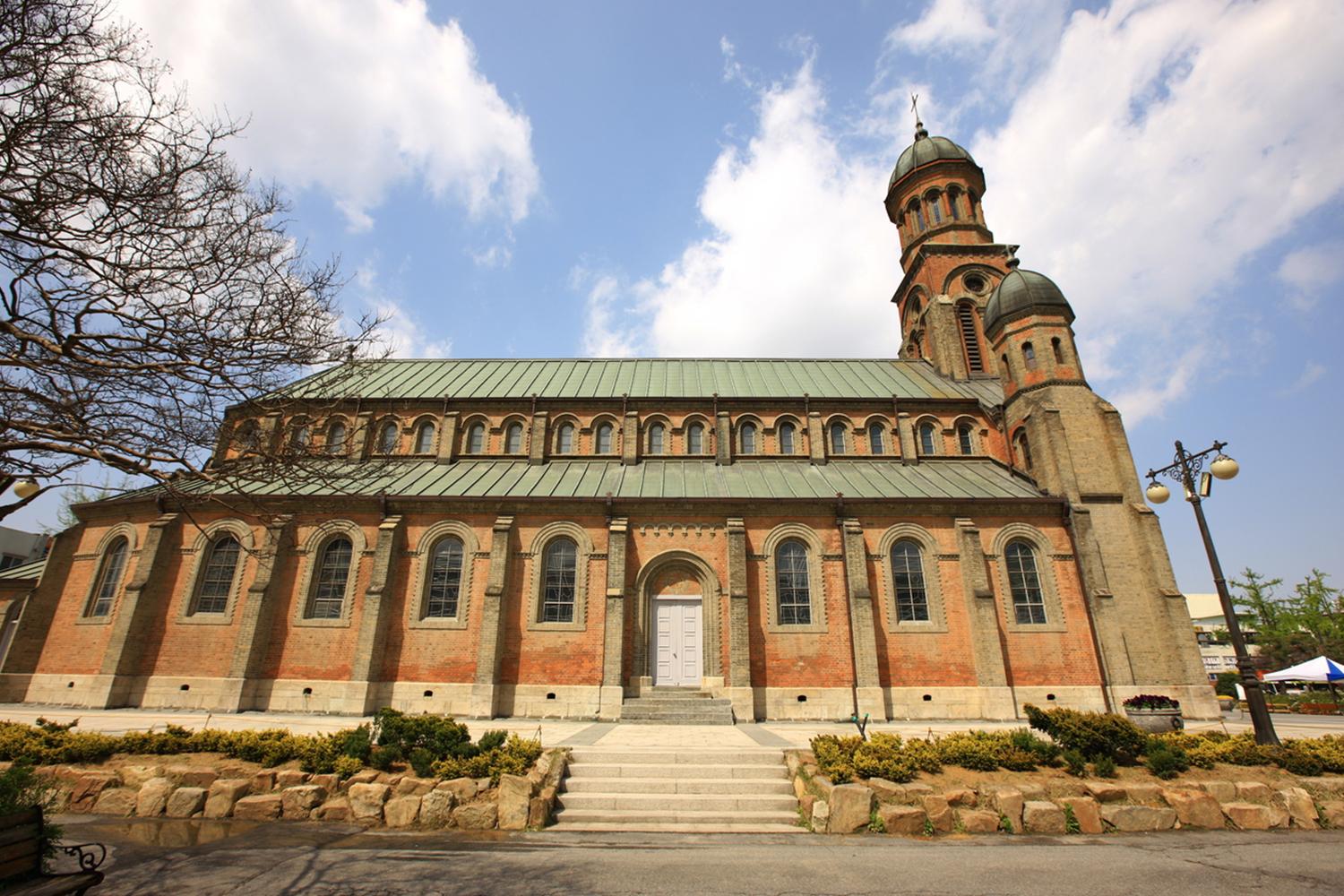 殿洞聖堂的壯麗外觀，代表全州的宗教建築地標。