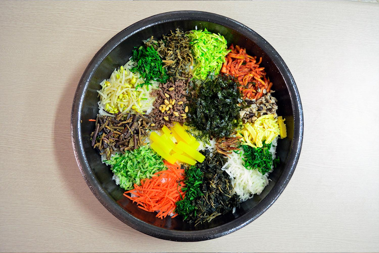 全州特色拌飯，色彩繽紛的食材排列在大盤中。」