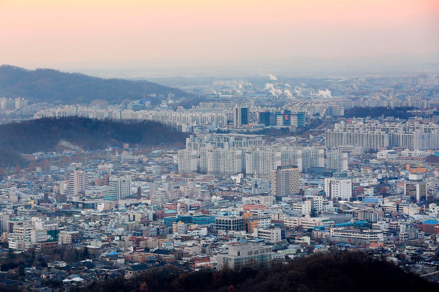全州市の都市風景、ビルが立ち並び、夕日の中で都市が一望できる眺め。
