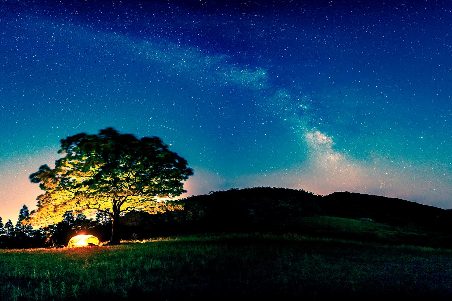 慶州的夜空與星星點綴的高山美景拍攝，象徵浪漫的自然景觀。