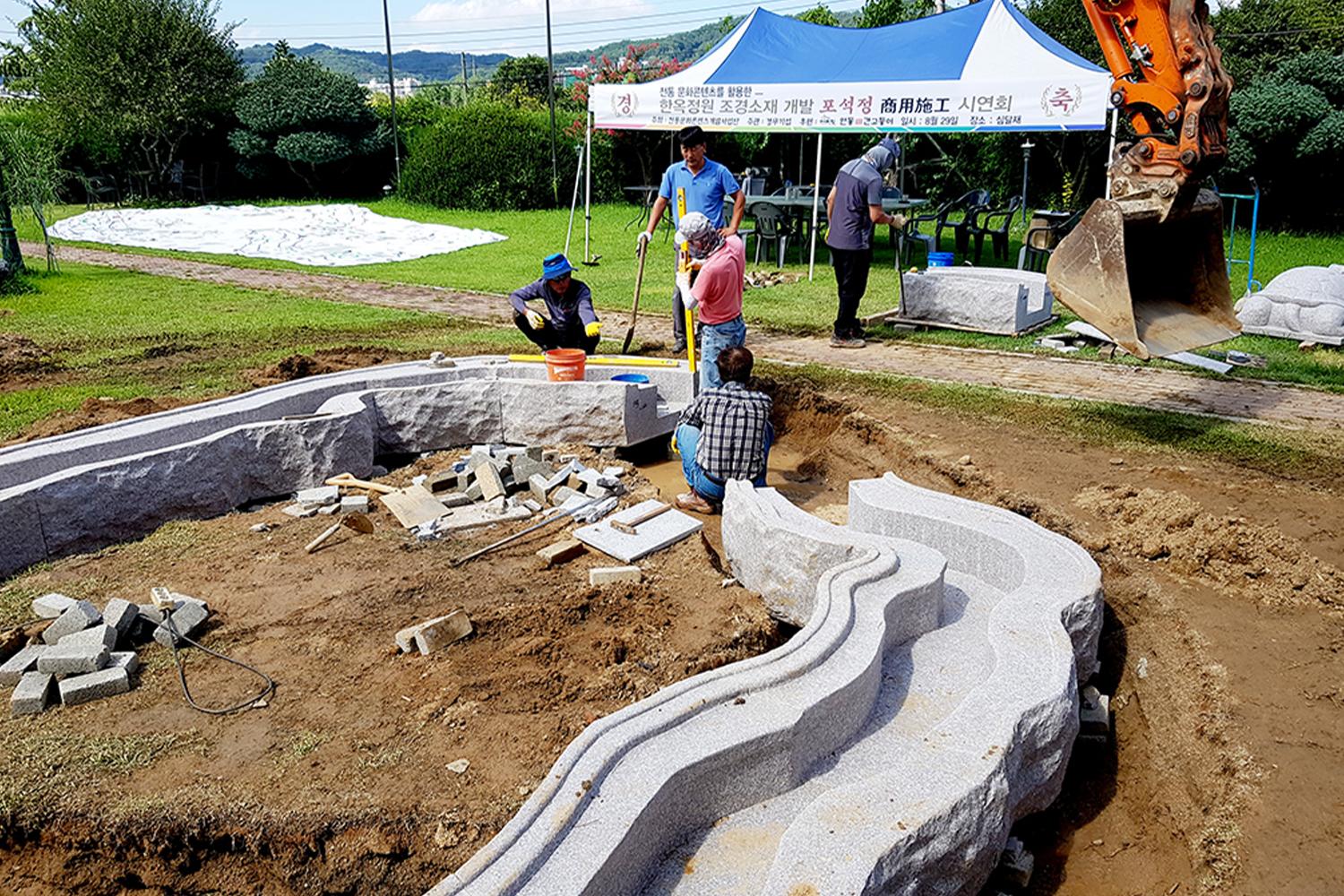 慶州地區的考古發掘現場，工作人員正在檢索珍貴文物。