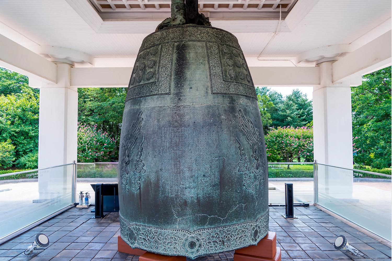 韓國國寶，慶州的聖德大王神鍾，展現獨特的傳統文化遺產。