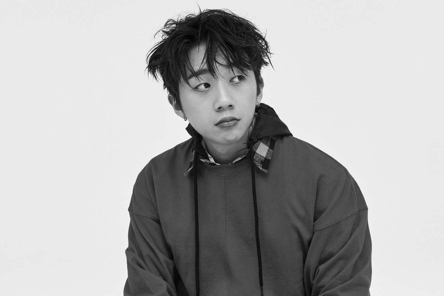 慶州出生的明星禹元才的黑白風格肖像。