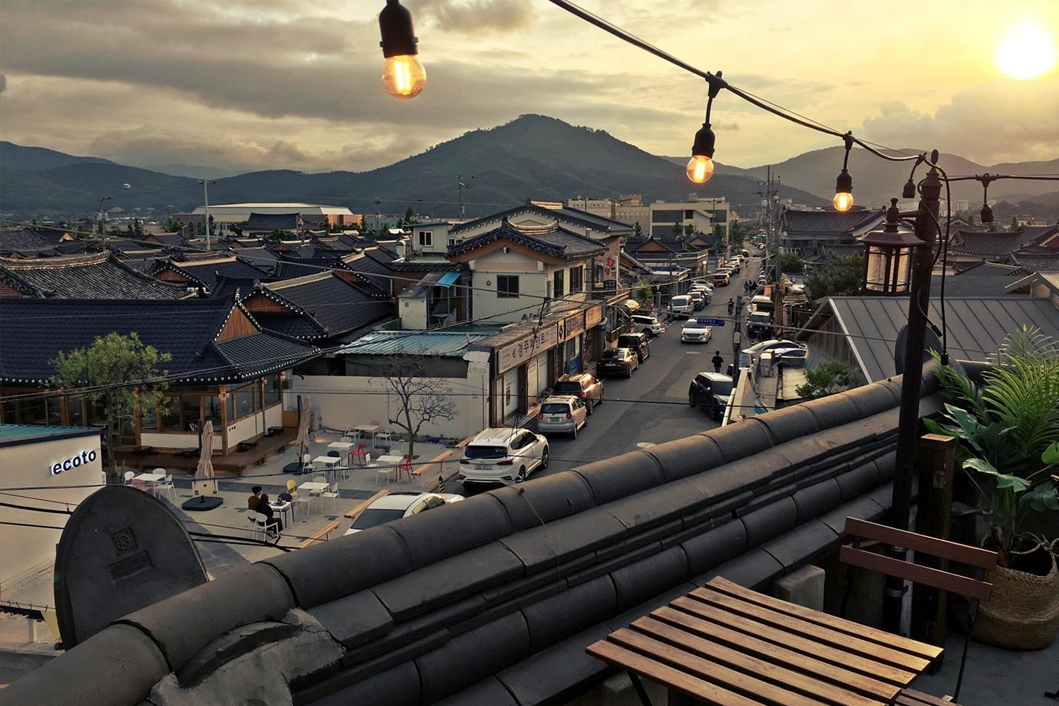 慶州的皇理團路街景，夕陽下的傳統建築屋頂。