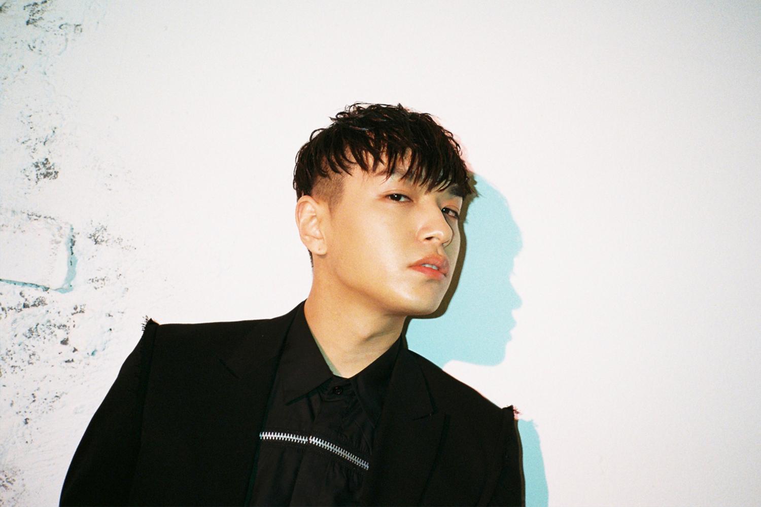 Известный корейский певец Саймон Доминик в черном костюме с модной прической.