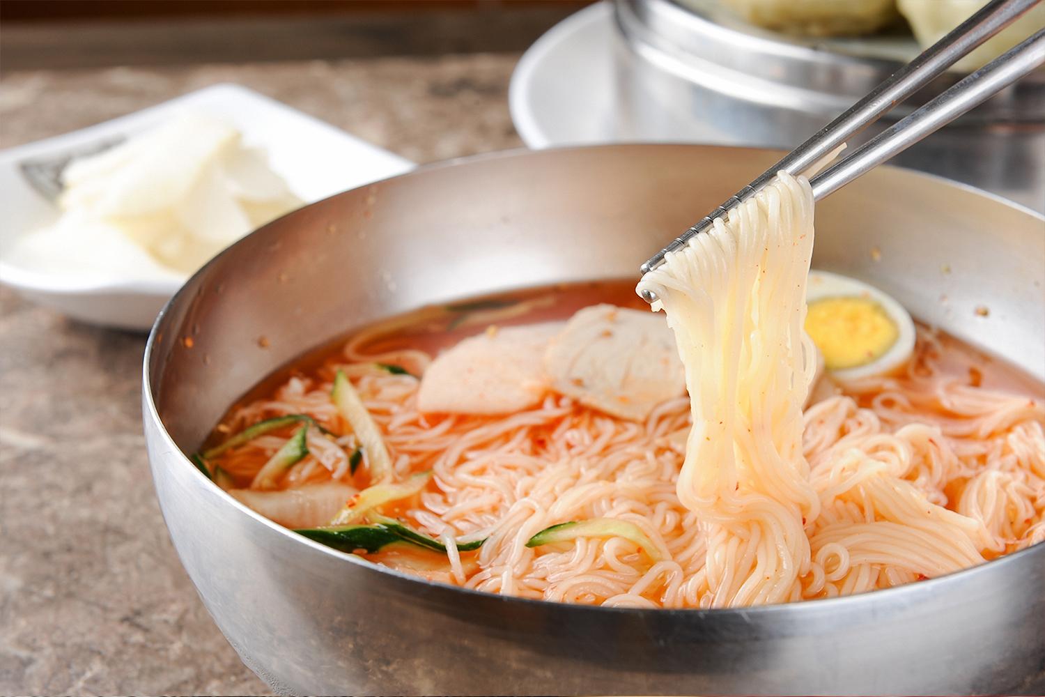 慶州特色美食小麥麵的誘人照片。