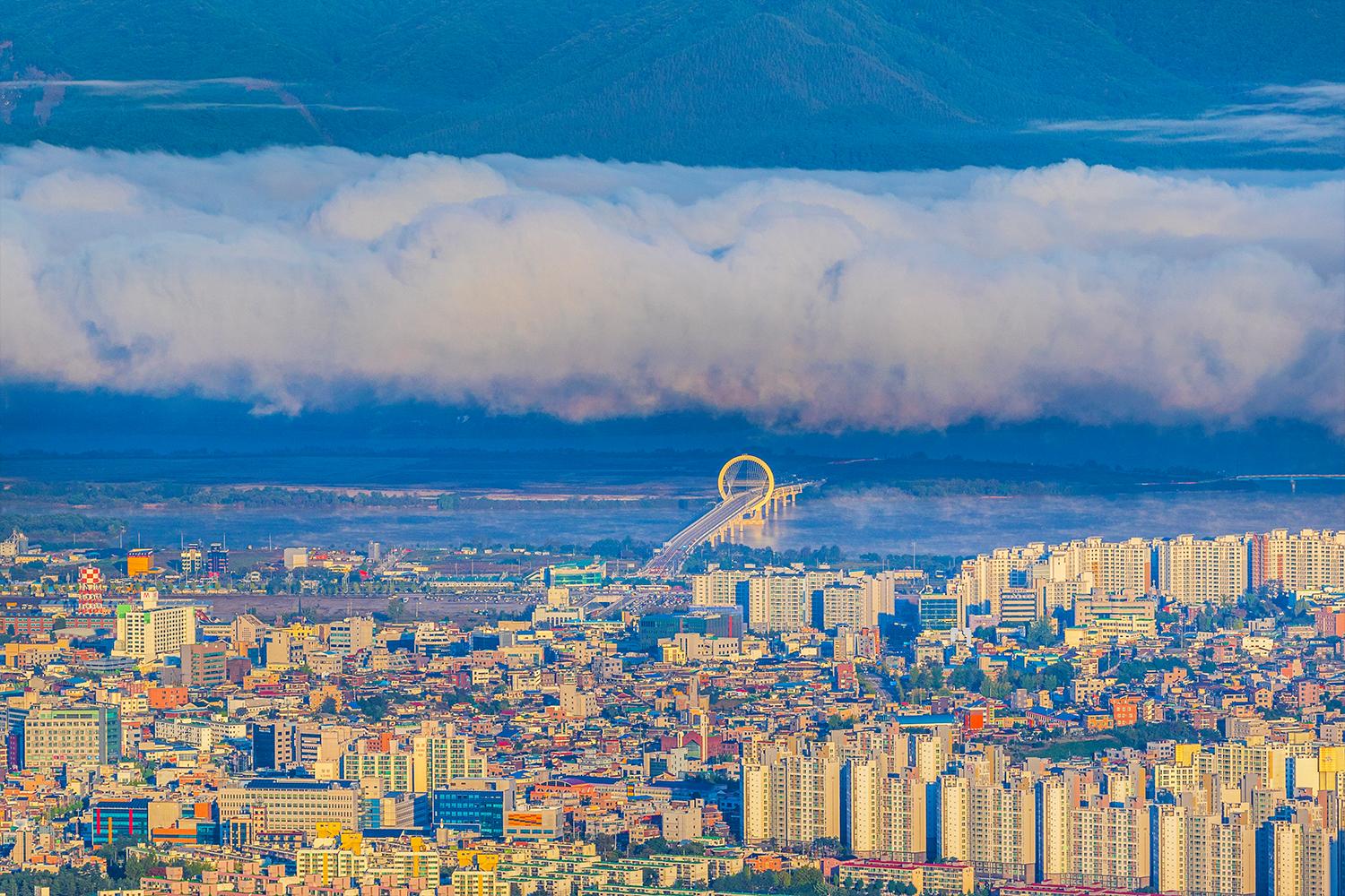 Pemandangan kota moderen di Korea Selatan dengan gedung-gedung tinggi dan jembatan.