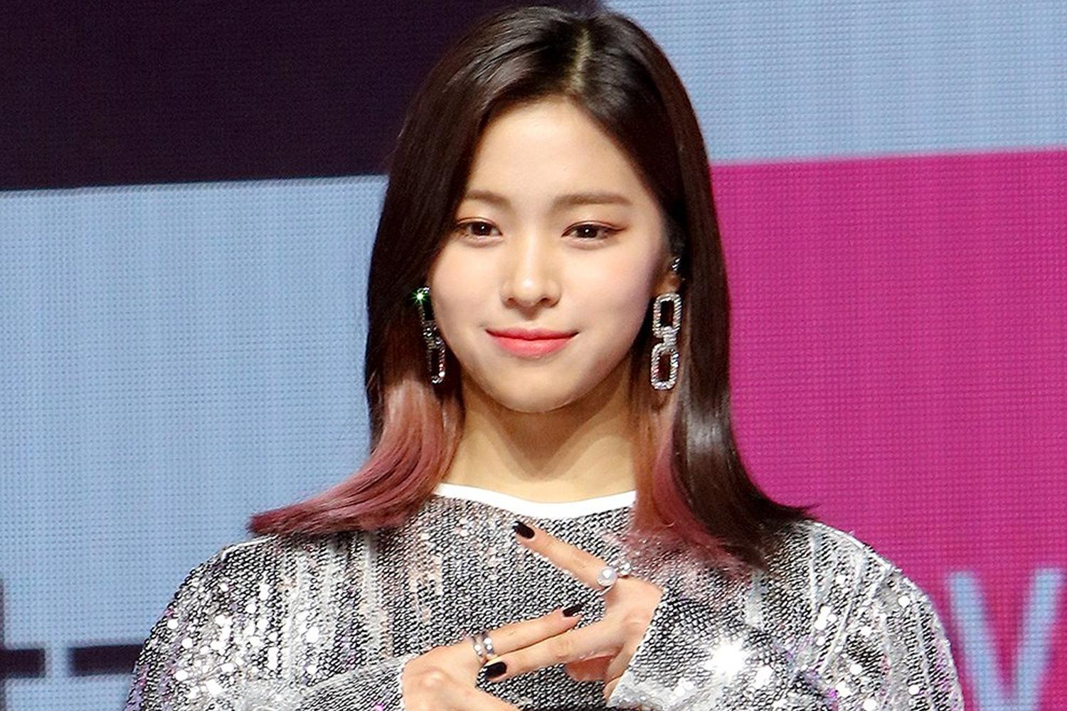 Anggota ITZY dengan gaya rambut unik saat acara promosi di Korea Selatan.