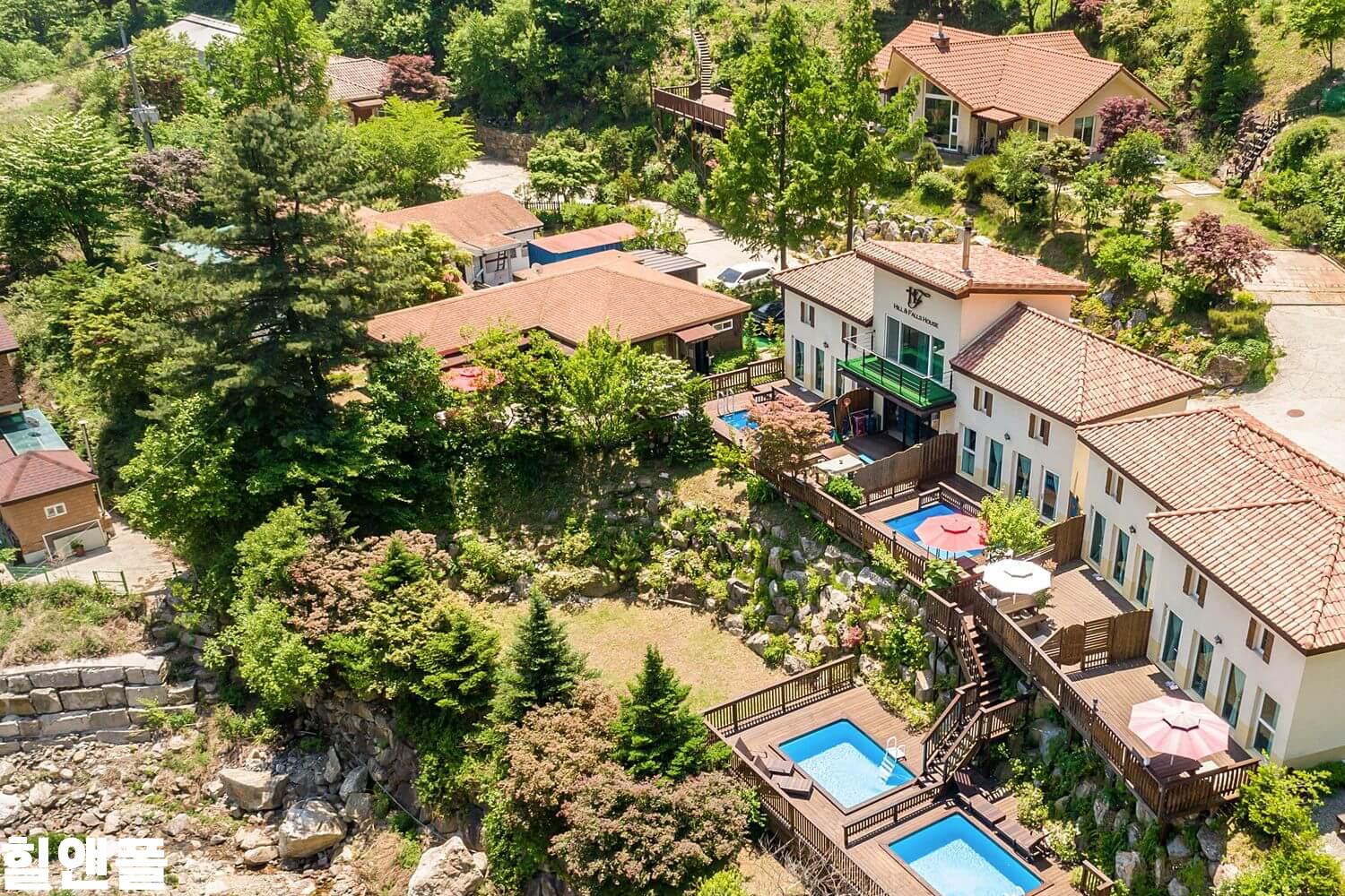 Pemandangan penginapan ala resor di Gapyeong, Korea Selatan dengan lingkungan alam yang asri.