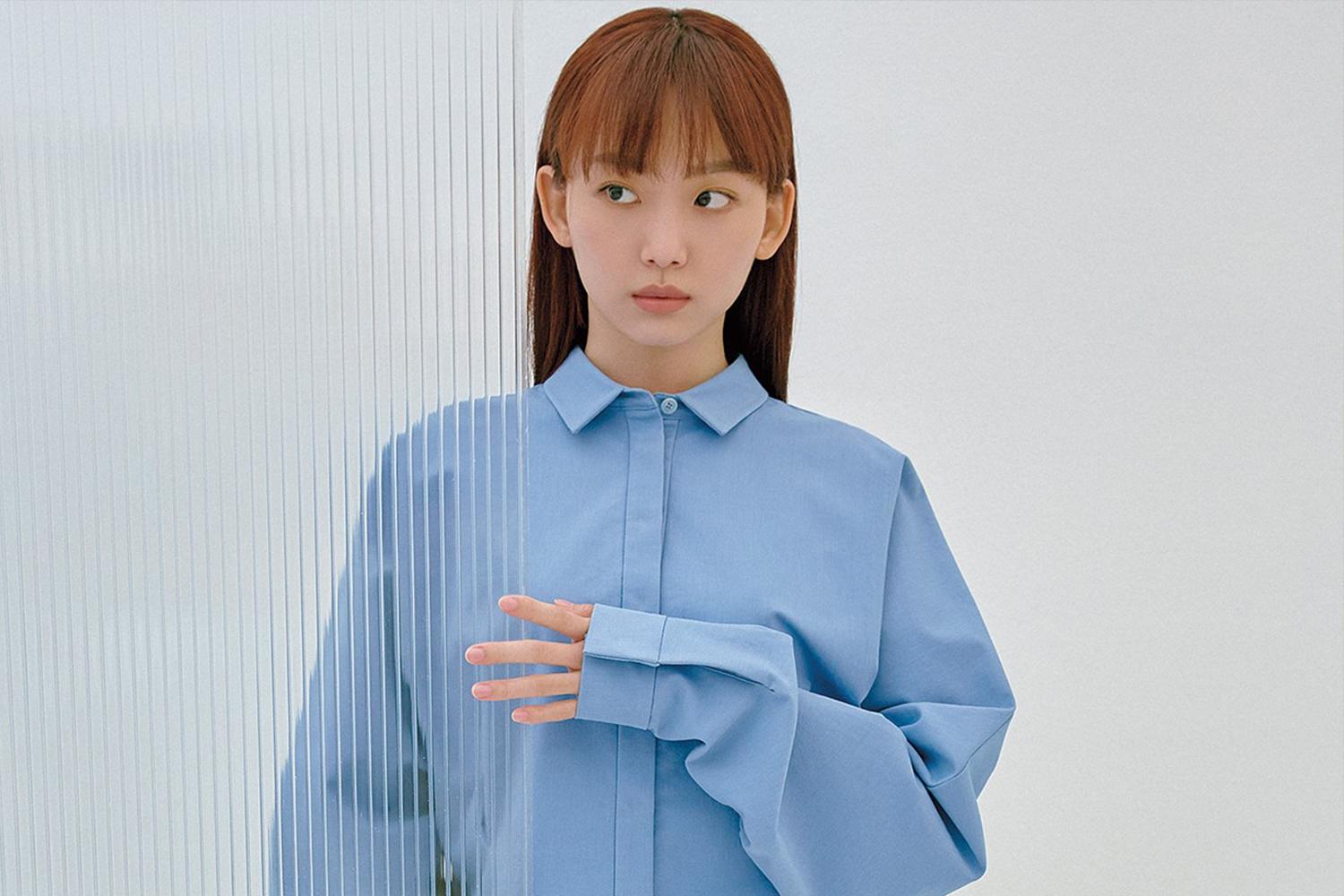 Jin Ki-joo, aktris Korea Selatan, mengenakan pakaian biru dalam sesi pemotretan.