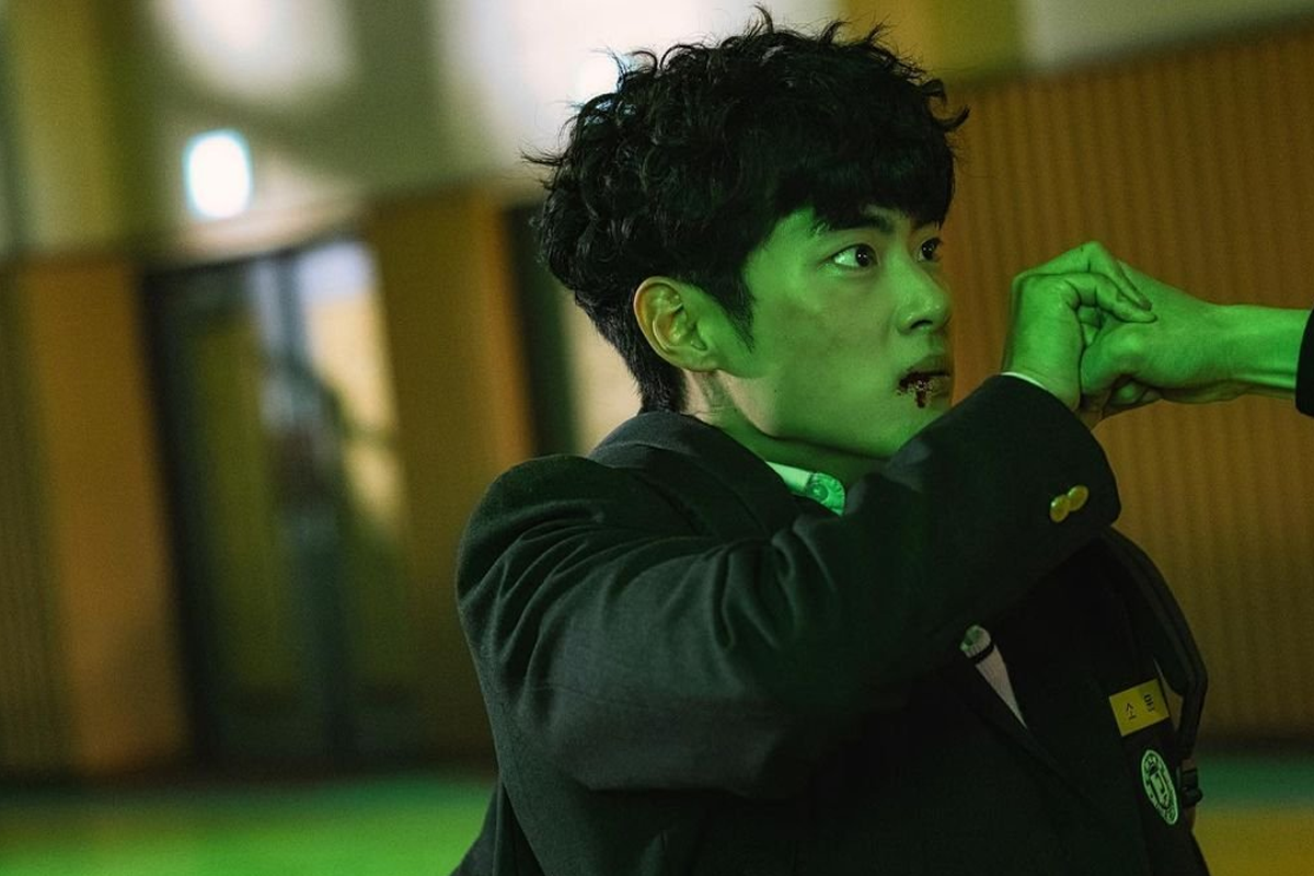 韩国演员赵炳圭在电视剧《驱魔面馆》中的角色形象，身穿学校制服并在剧中场景中与他人互动。