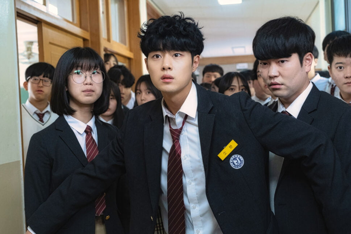 赵炳圭在电视剧《驱魔面馆》中的学校场景，展示角色的青春校园生活与同学们的互动。