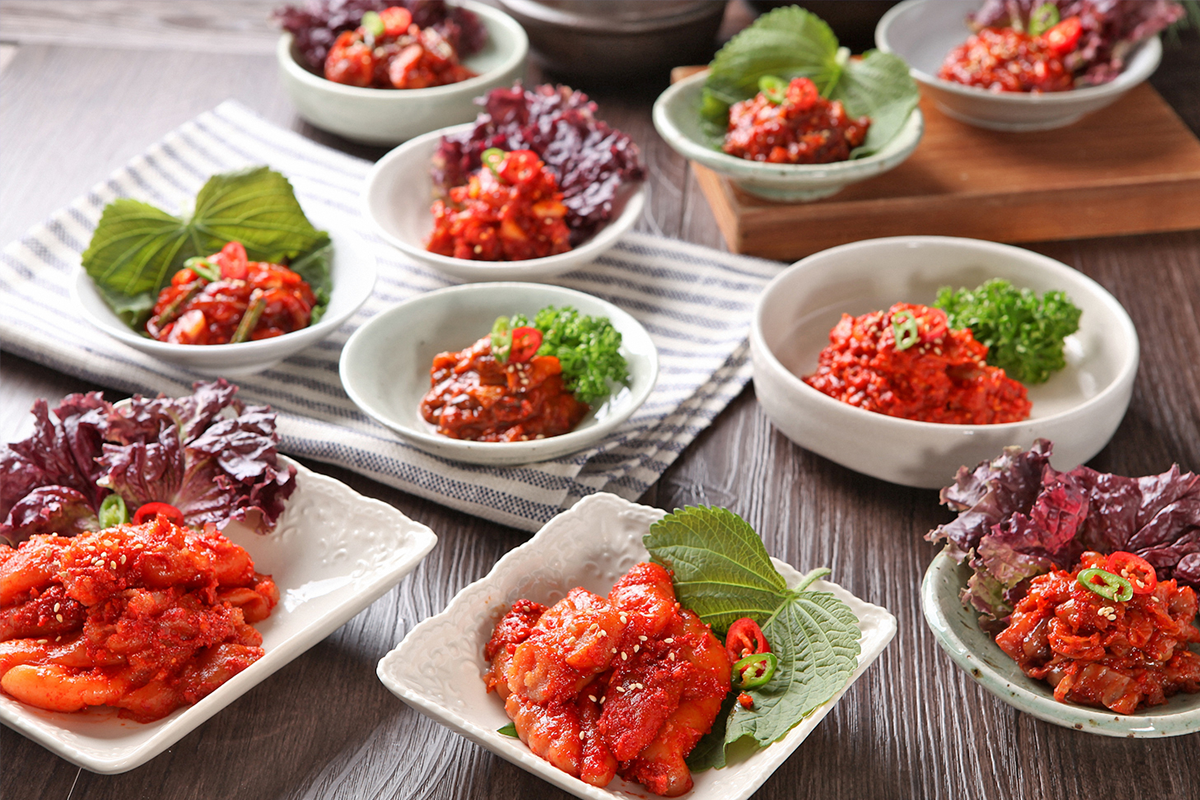 多種韓國醃海鮮菜品，充滿香料和新鮮味道，體現木浦美食的魅力