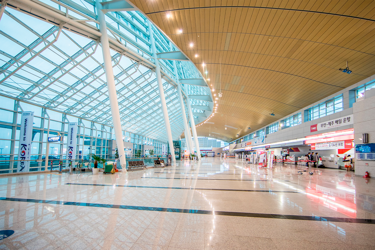 務安國際機場的內部景象，展示了韓國重要交通樞紐的現代設計