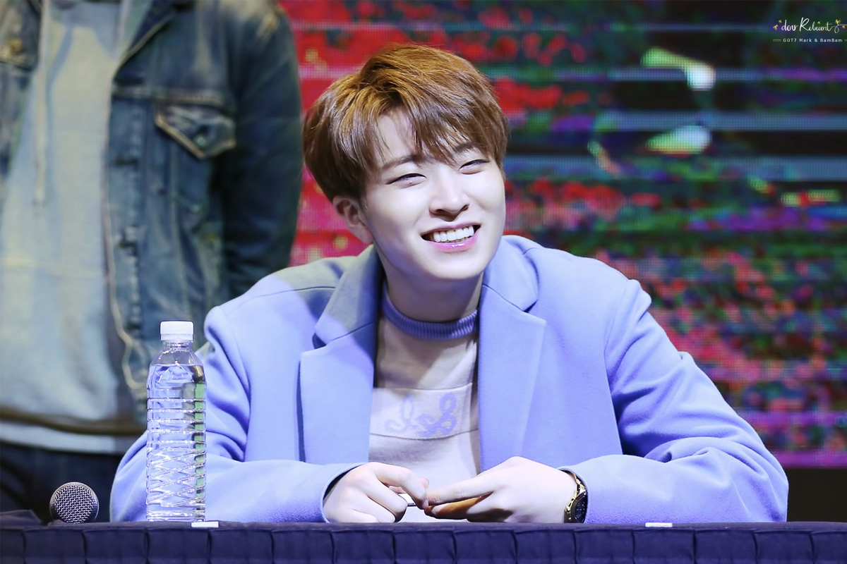 身著藍色西裝的男子，顯示出韓國明星的專業與風格