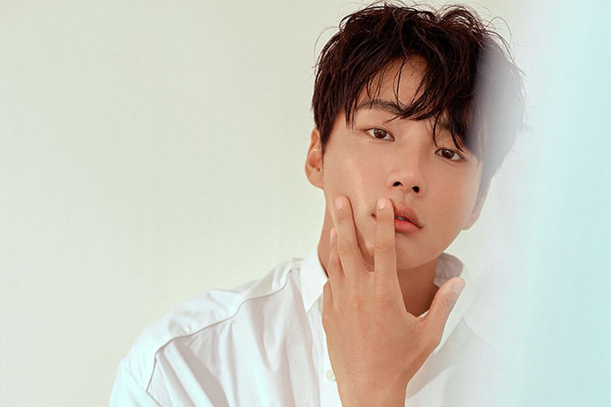 穿著襯衫的男子形象，突顯韓國男士的時尚與設計感