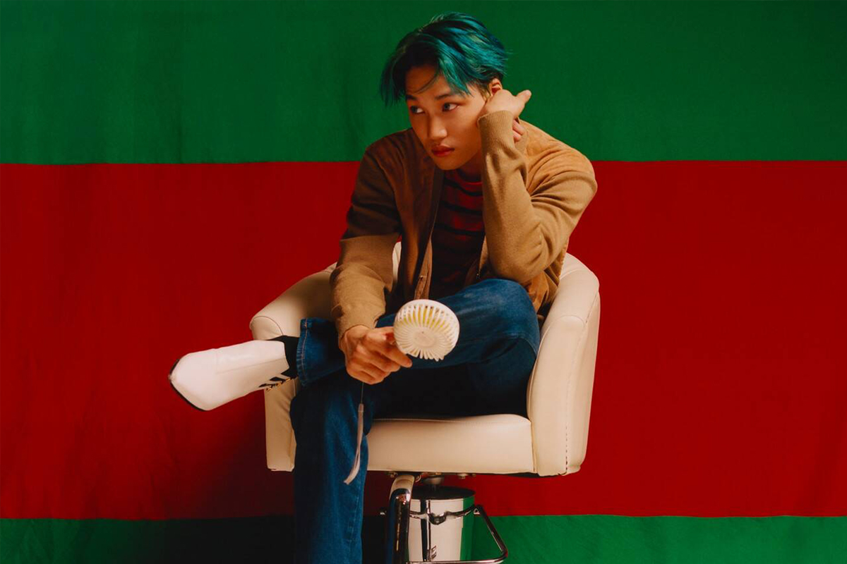 坐在白色椅子上的人物，呈現潮流與舒適之感