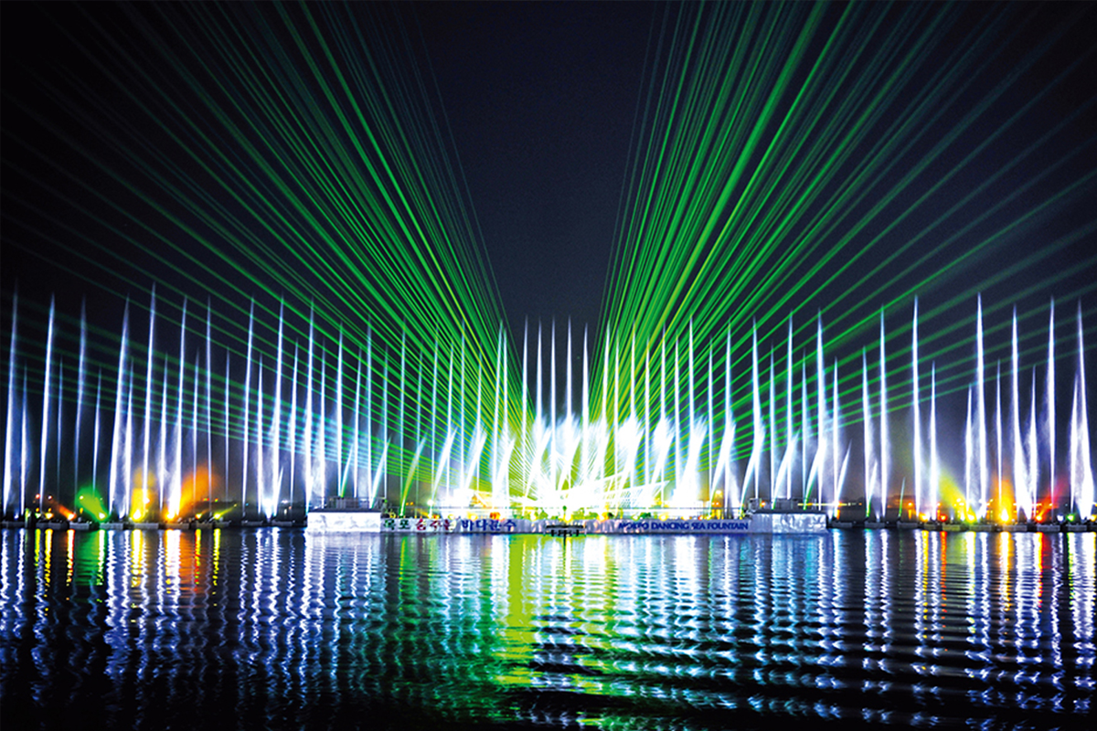 木浦著名的跳舞海洋噴泉夜間表演，五光十色的燈光秀水景