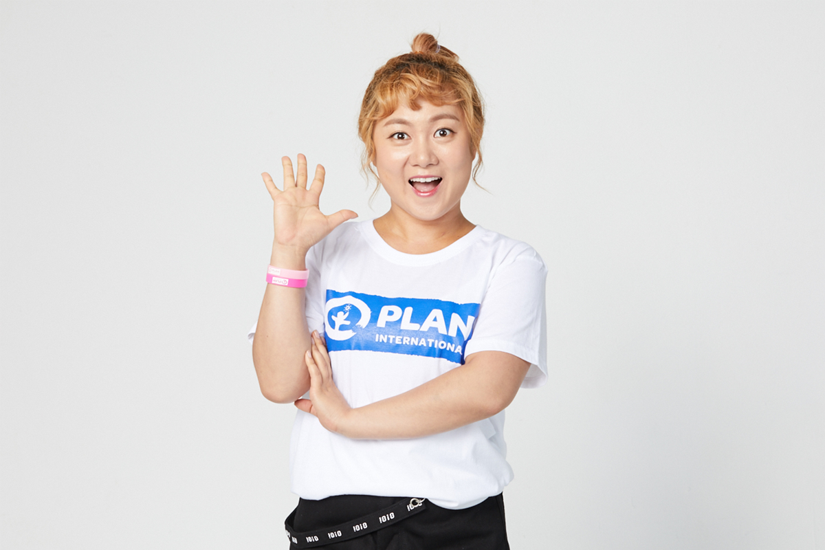 身著運動風服飾的韓國女性人物，展示出其活力與個性