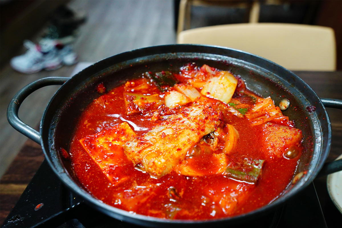 韓國辣燉魚料理，帶有豐富香料和熱騰騰的湯汁，木浦當地美食的代表