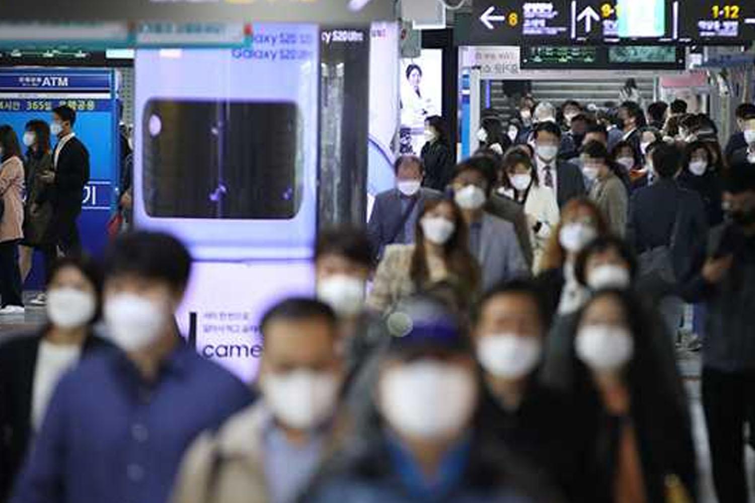 ผู้คนเดินในสถานีรถไฟใต้ดินกรุงโซล สะท้อนวัฒนธรรมการทำงานในเมืองหลวงของเกาหลีใต้