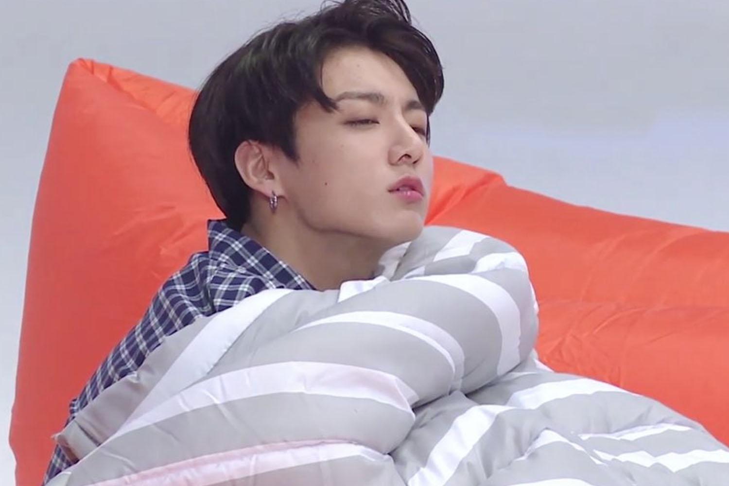 韓國演員包著橙色圈芝麻子的拼色大蓆，提供舒適的室內牀具享受。