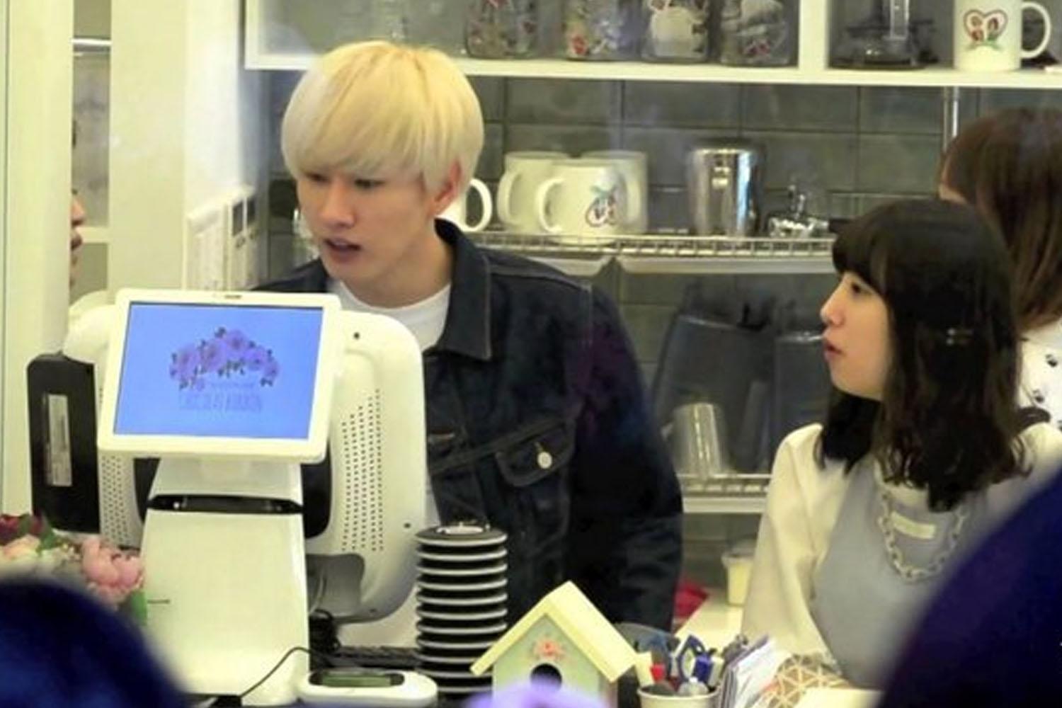 一位金色髮型的顧客在咖啡館櫃枱前點單，展示韓國咖啡館的夜晚營業模式。