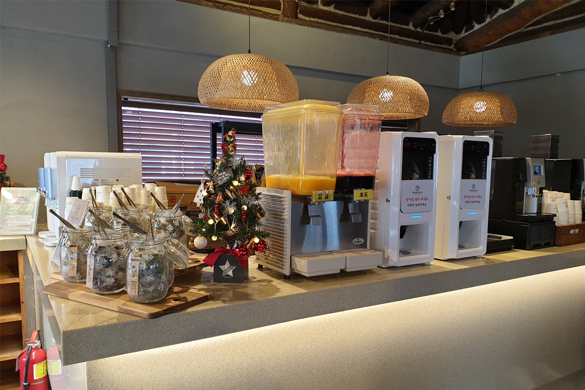 BTS 리더 RM의 사인이 벽에 전시된 다람쥐마을 누룽지백숙 레스토랑의 초상화입니다.