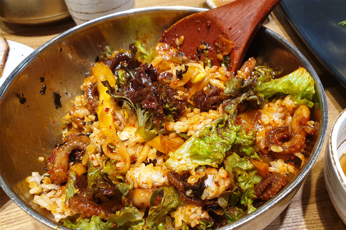 편안한 분위기의 다람쥐마을 누룽지백숙 카페 내부에서 무료 음료를 제공받을 수 있는 공간입니다.