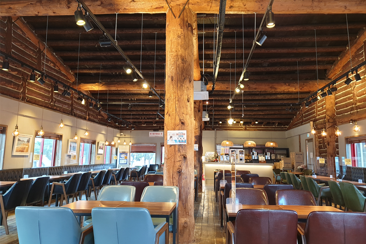 다람쥐마을 누룽지백숙 카페의 음료 바에서는 다양한 종류의 차와 주스가 제공됩니다.