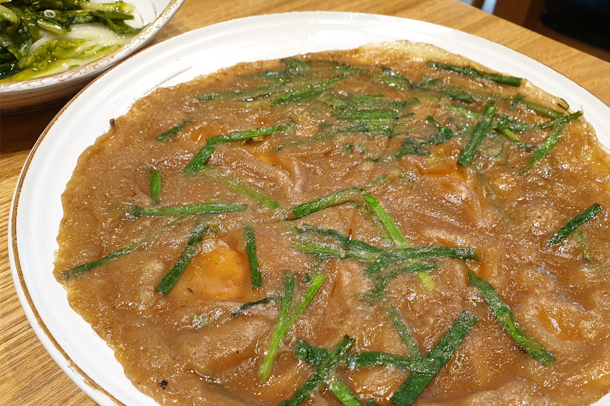 다람쥐마을 누룽지백숙 레스토랑의 독특한 샐러드로, 다양한 야채와 양념이 혼합되어 있습니다.