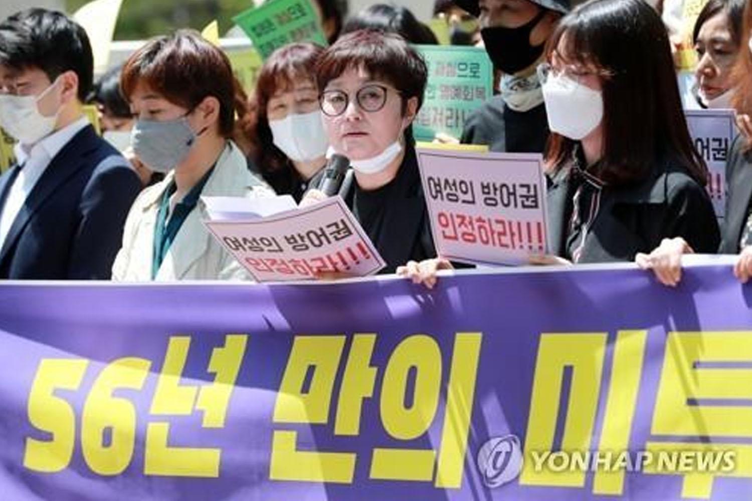 กลุ่มผู้คนถือป้ายประชาสัมพันธ์การสนับสนุน MeToo ในการประชุม ณ ประเทศเกาหลีใต้