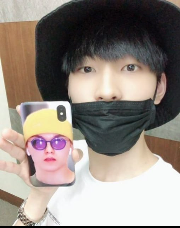 SEVENTEEN成員用自拍展示一款手機殼，引來粉絲笑聲不斷，是一個幽默的自我推廣活動。