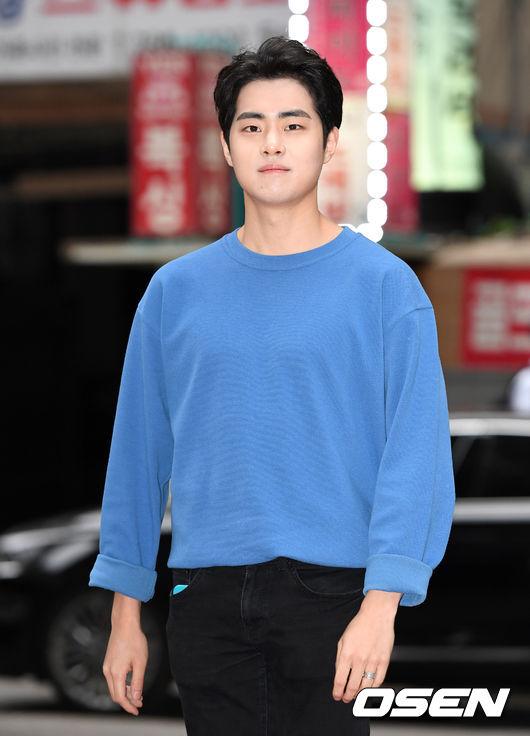 俳優チョ・ビョンギュが飲食店へ移動中の様子。