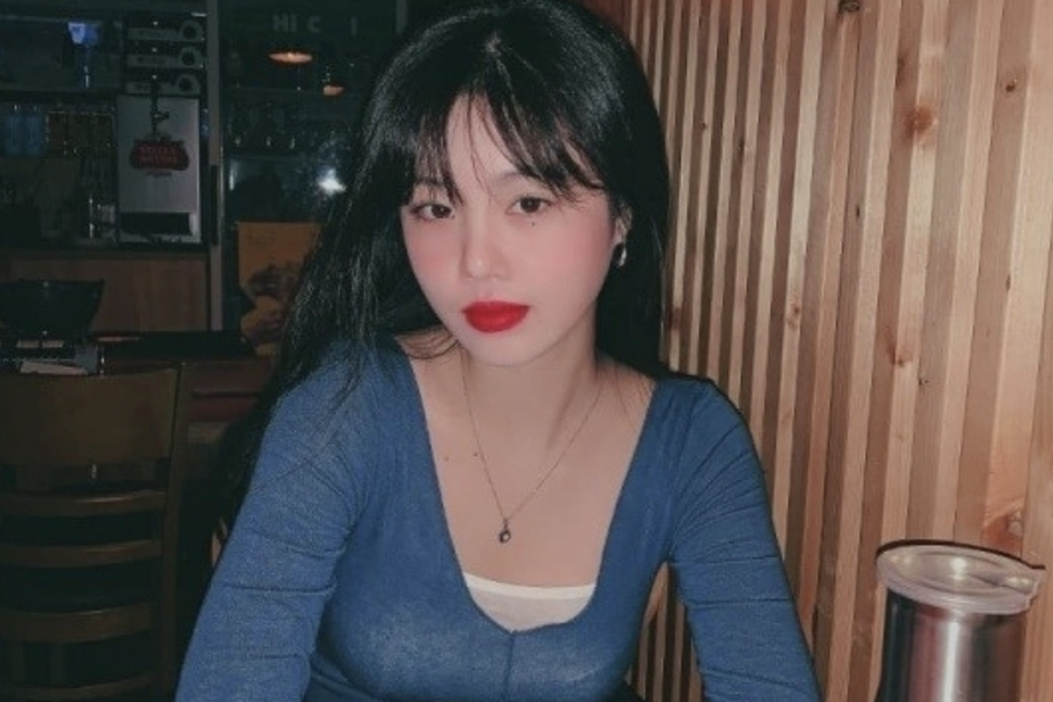 (G)I-DLE 成員穗珍可能涉及校園暴力爭議，穿著藍色衣服坐在一間咖啡店內。