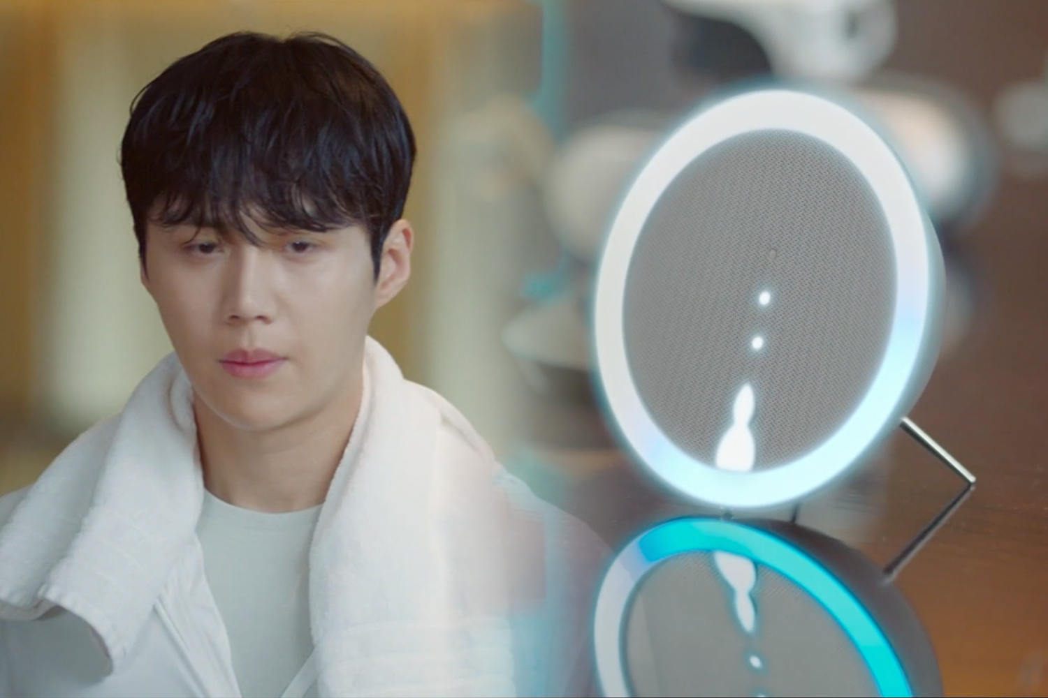 韓劇《Start Up》中,桌上放置著一個簡約時尚設計的AI音箱,為讀者展示現代科技融合室內裝飾的風格。