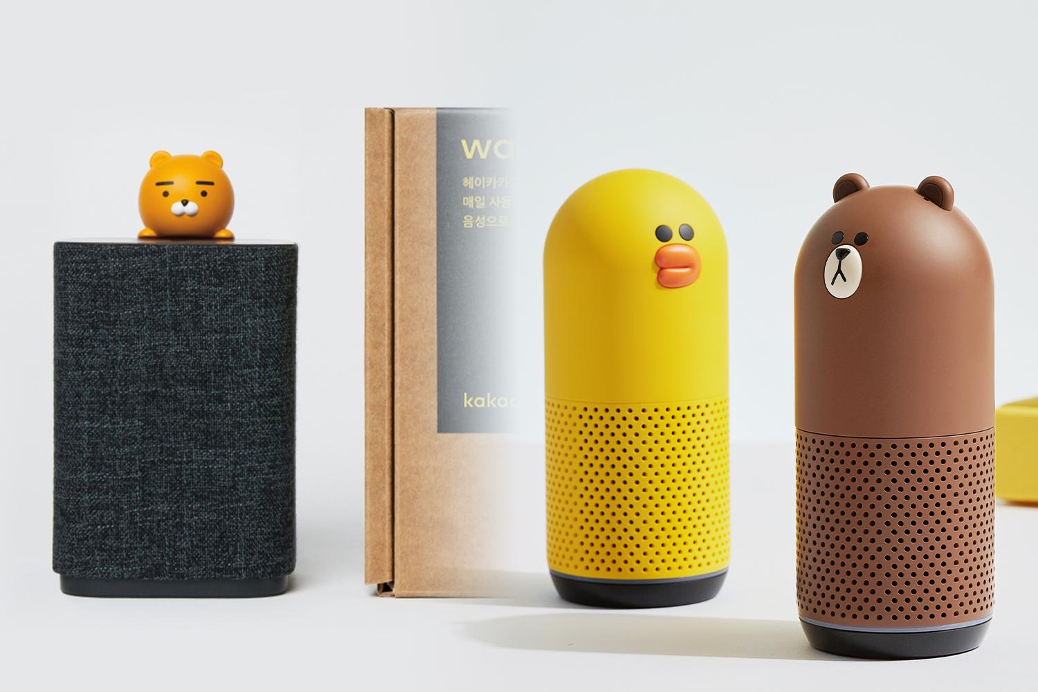 Verschiedene Arten von AI-Lautsprechern mit lustigen Figuren-Designs, passend für ein kreatives Tech-interessiertes Zuhause.