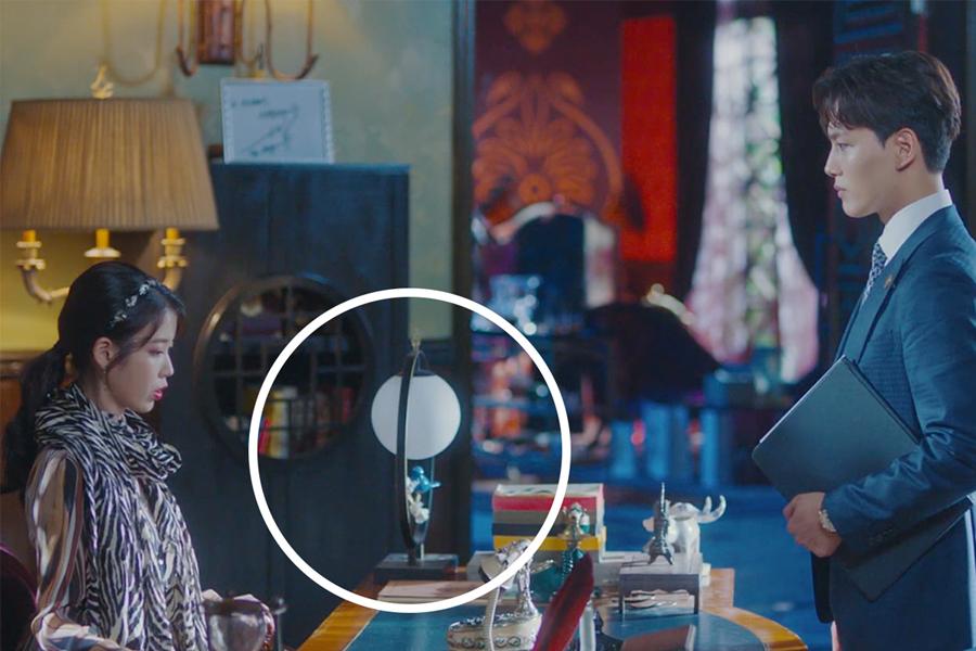 韓國電視劇場景中的設計感檯燈，營造感性氛圍的家居擺設元素。