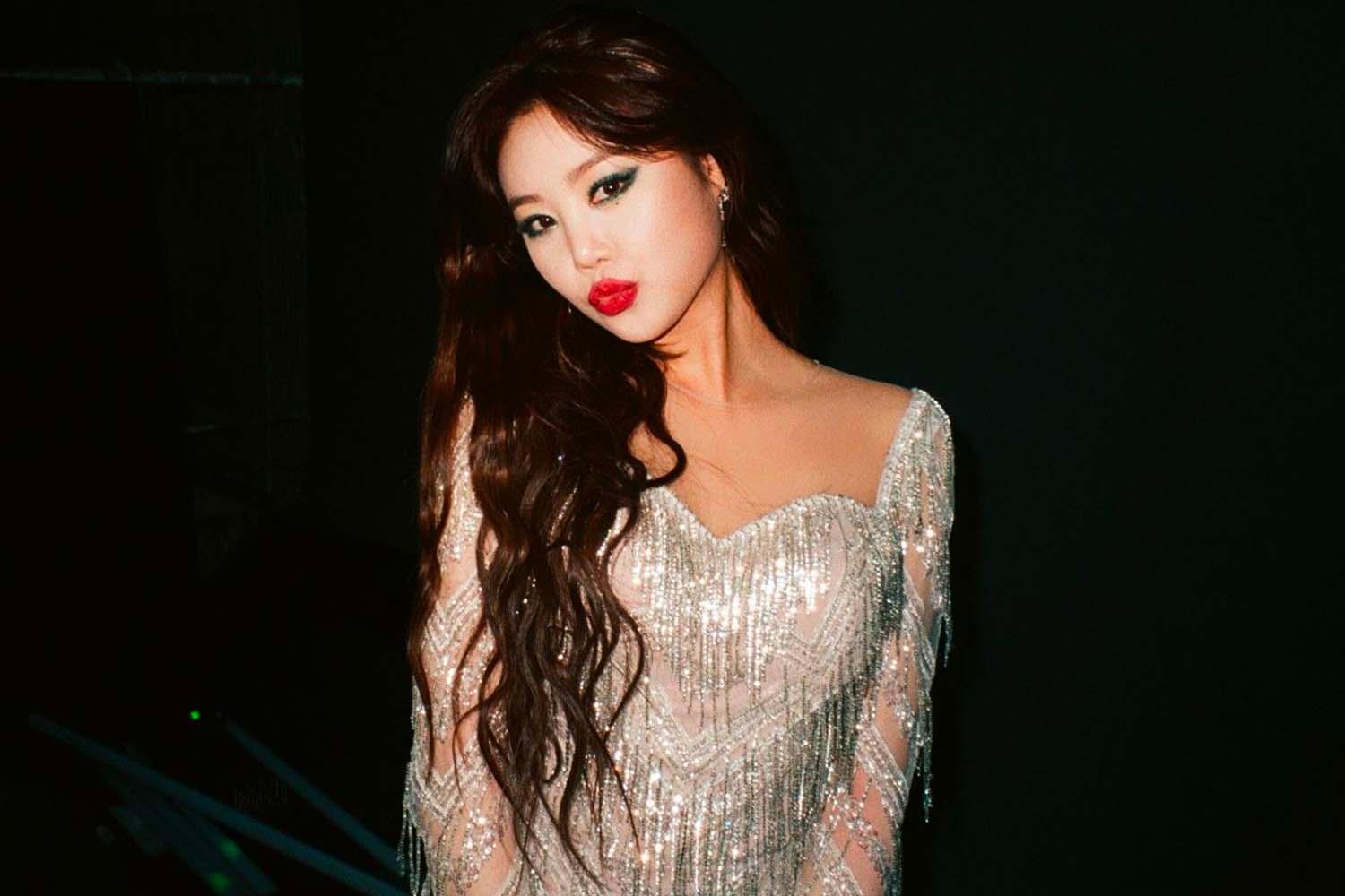 นักแสดงหญิงสวมชุดราตรีวิบวับสีเงิน เข้าร่วมงานหลายคนในที่มืด