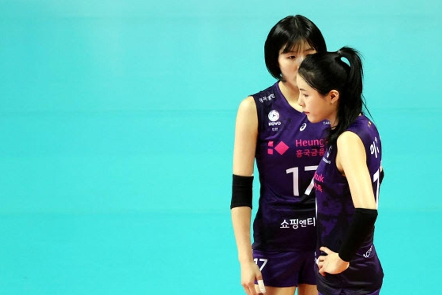 นักเรียนชายกลุ่มหนึ่งยืนรวมกันใส่ชุดเครื่องแบบของโรงเรียนเกาหลี สะท้อนถึงความสำคัญของระบบพรรคพวกในสังคมโรงเรียนเกาหลี