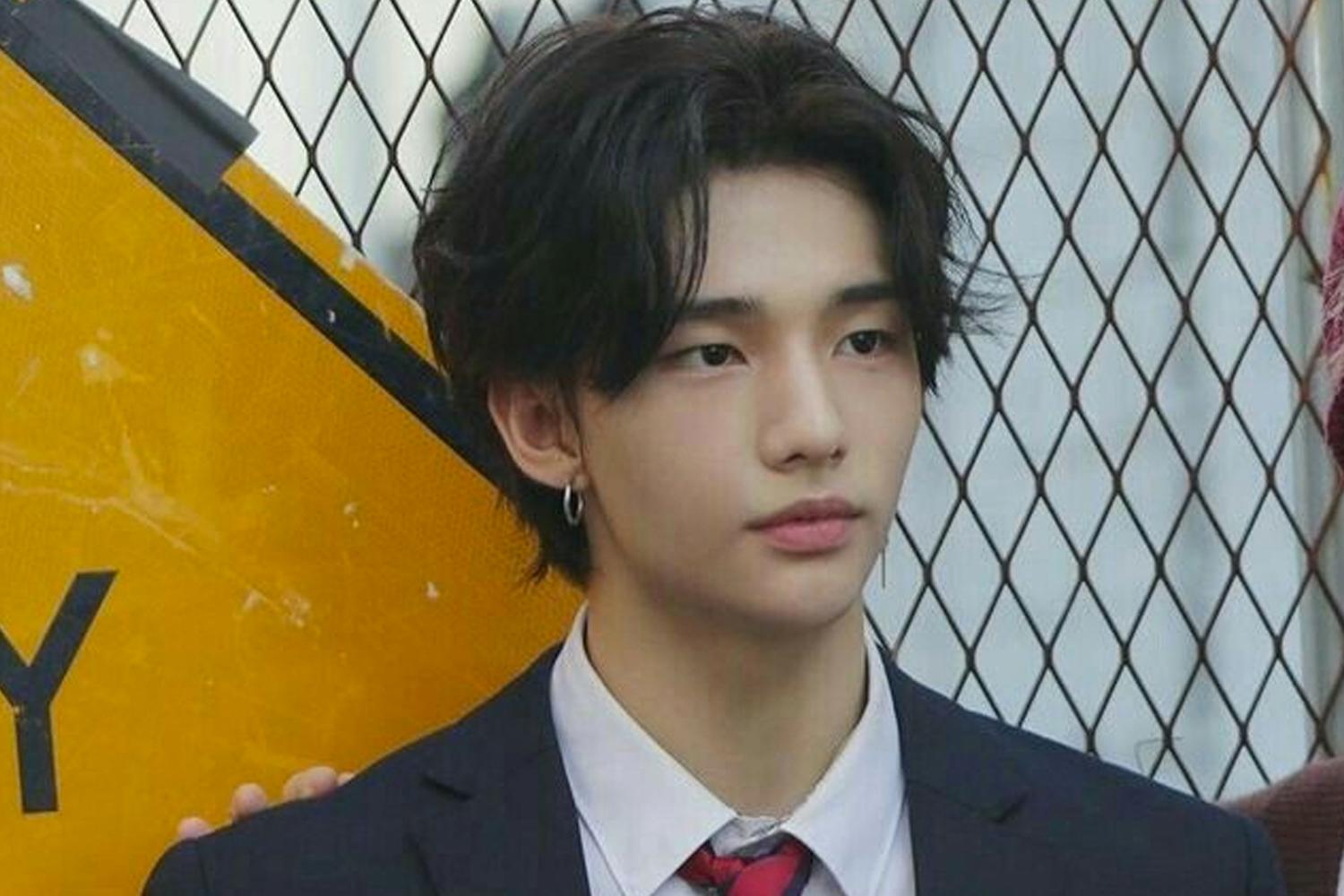 ฮยอนจินกำลังยืนพิงรั้วเหล็ก พร้อมทั้งใส่ชุดสูทนักเรียน ผมสีดำและต่างหูวงกลม, ข้อกล่าวหาเกี่ยวกับการกระทำรุนแรงในโรงเรียน