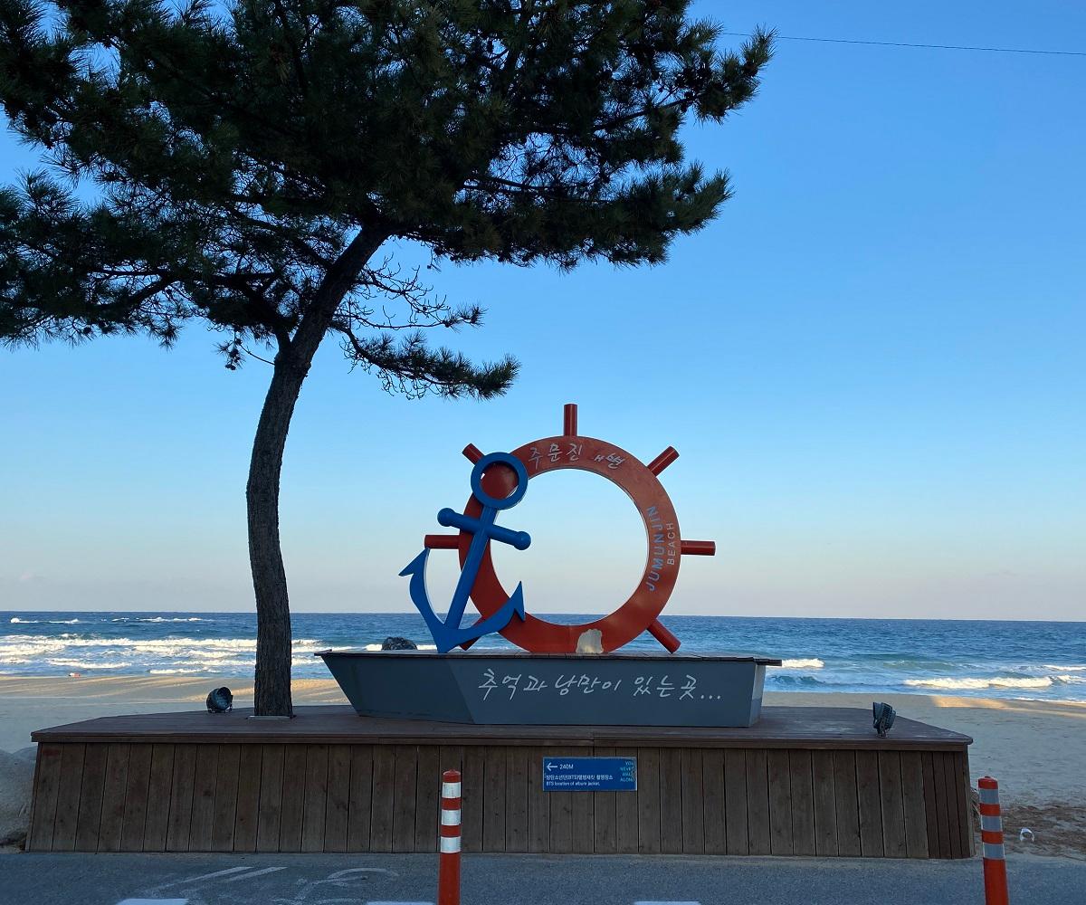 トッケビ、トッケビロケ地、トッケビロケ地ツアー、韓国ドラマ、韓国ドラマロケ地、トッケビ撮影地、カンヌン、江陵、江陵旅行、江陵観光、トッケビツアー、コン・ユ、キム・ゴウン、イ・ドンウク、韓国観光地、韓国地方、BTS、春の日、Spring Day、BTSジャケット写真、BTSジャケット写真撮影地、BTS停留所、BTSバス停